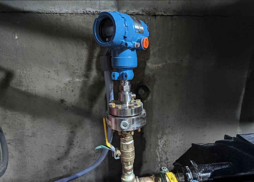 Instrumentation pressure transmitter on process piping