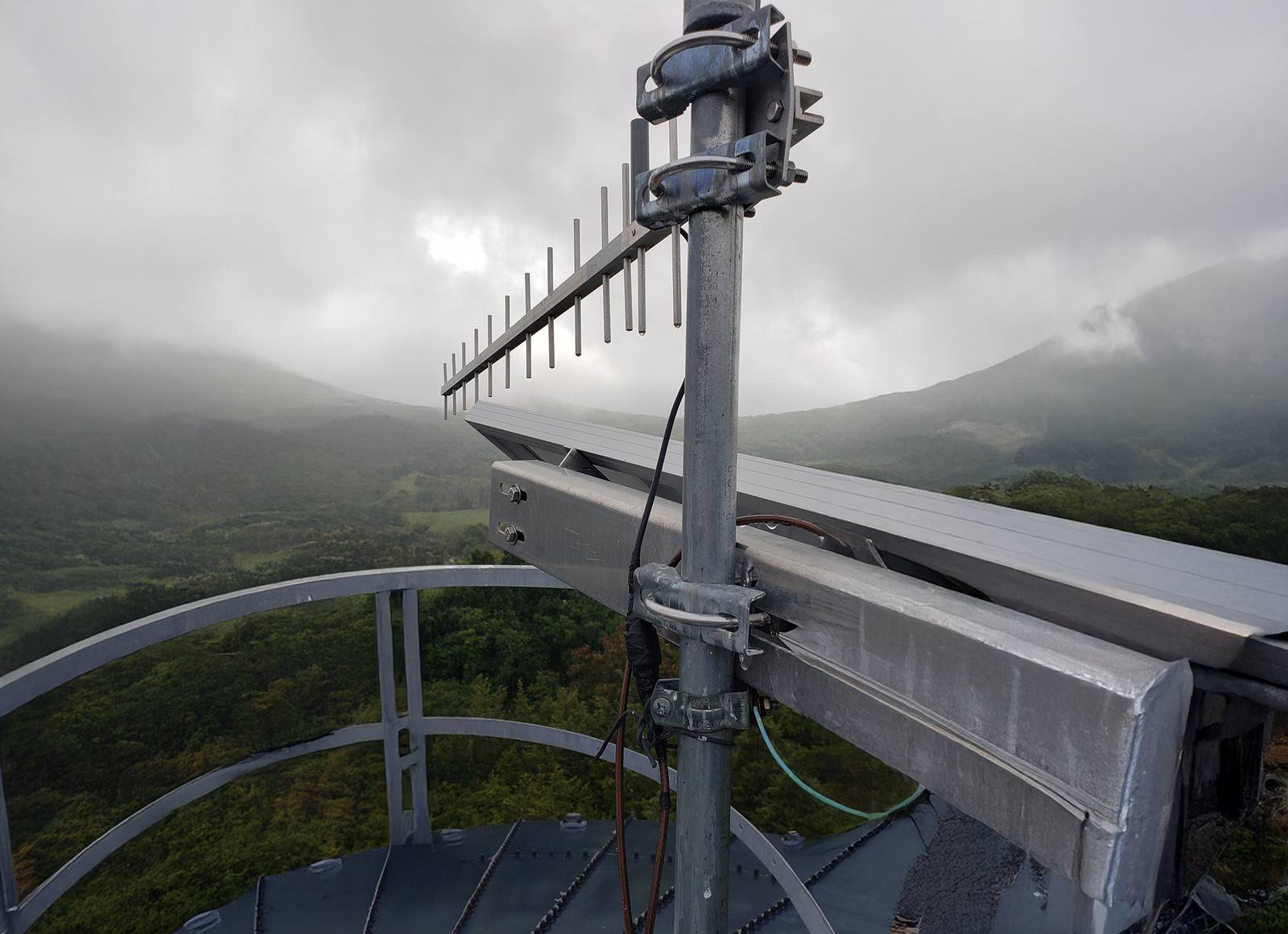 Wireless antenna and remote monitoring system on a water tank